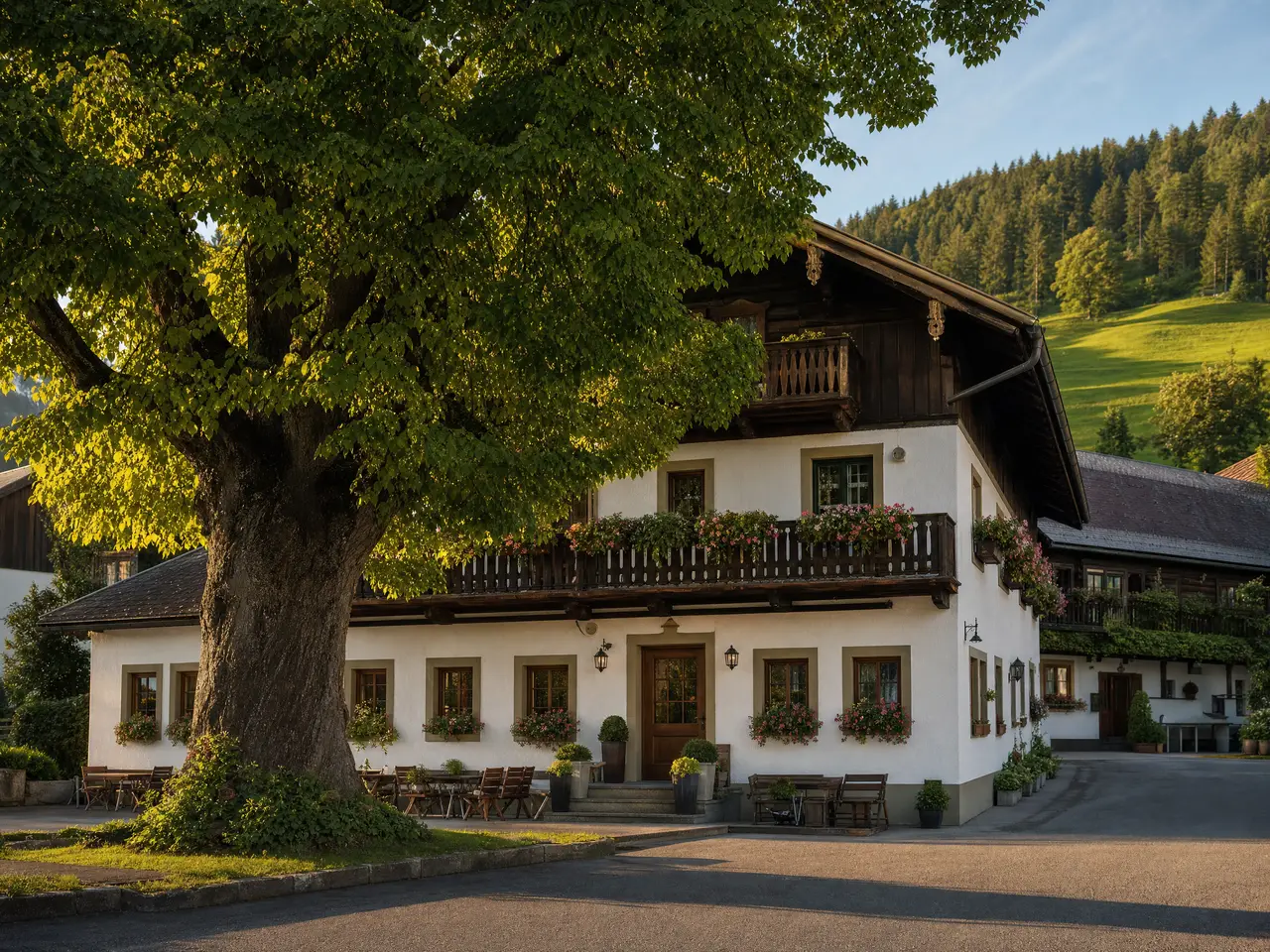 Das Gartenhaus neben dem Gasthof mit Balkonen