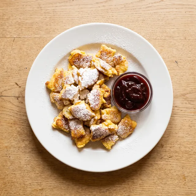 Kaiserschmarrn mit Staubzucker und Zwetschkenröster