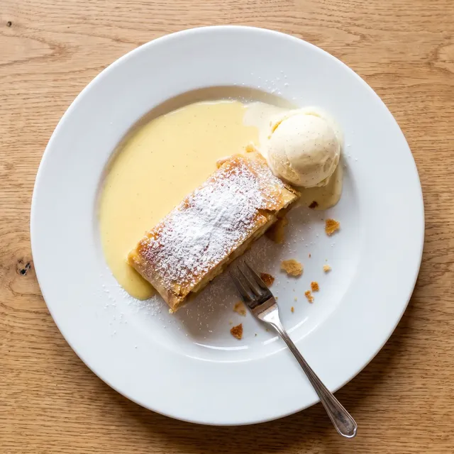 Warmer Apfelstrudel mit Vanillesauce