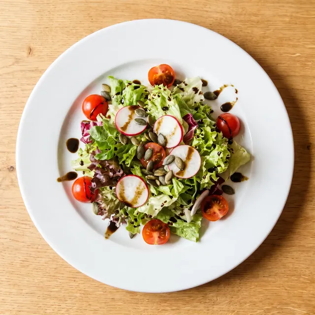 Bunter gemischter Salat in einer Schüssel