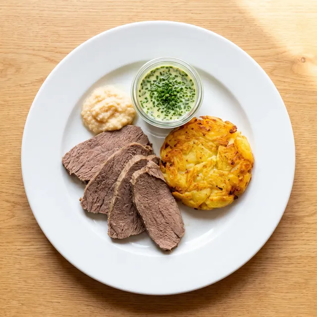 Tafelspitz mit Wurzelgemüse, Apfelkren und Schnittlauchsauce