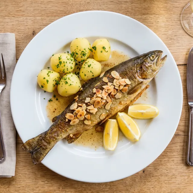 Gebratene Forelle mit Zitrone und Petersilkartoffeln